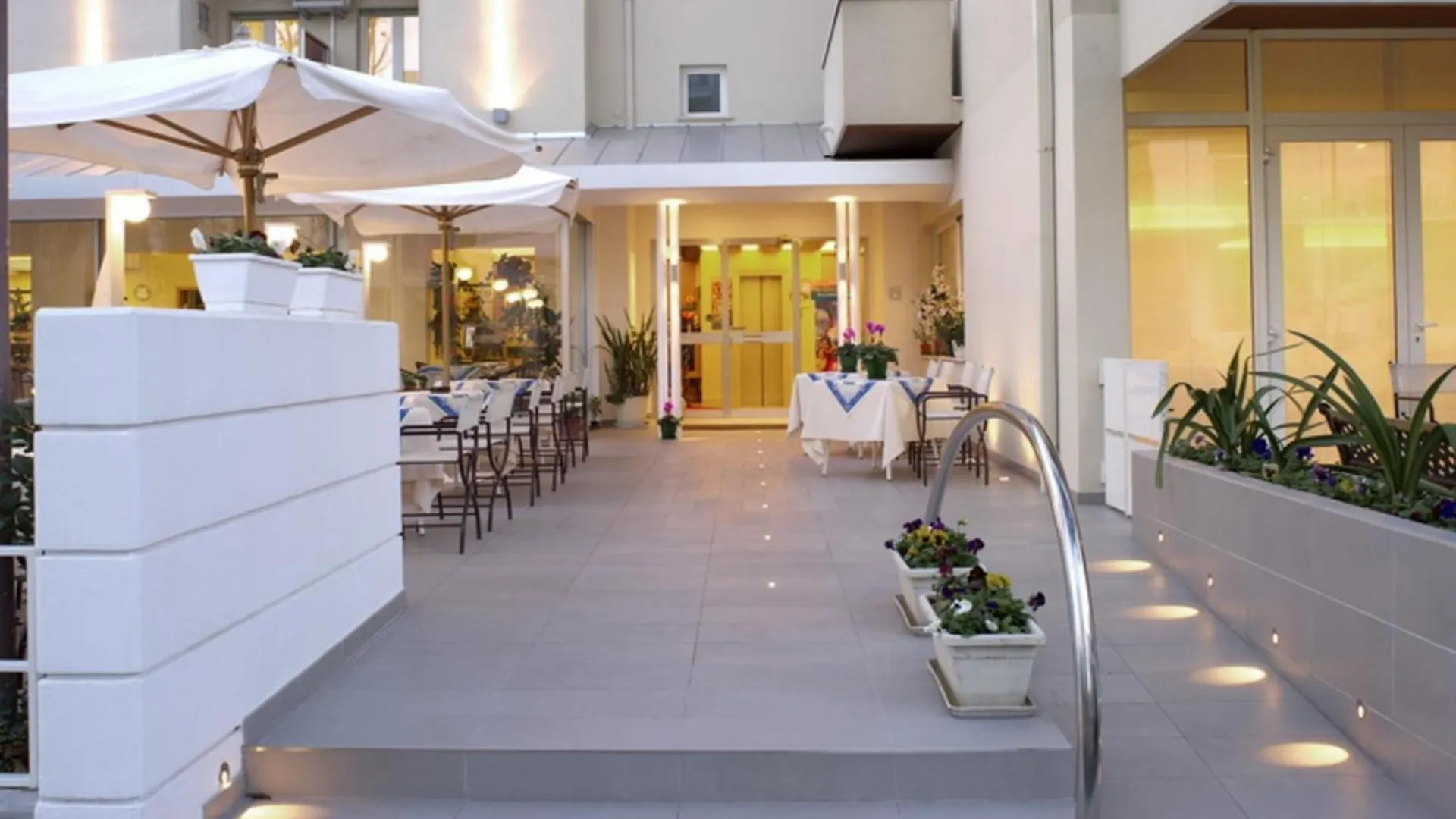 Hotel Nives 리치오네 2*,  이탈리아
