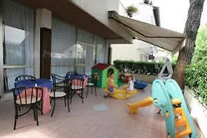 Hotel Nives 리치오네 2*,